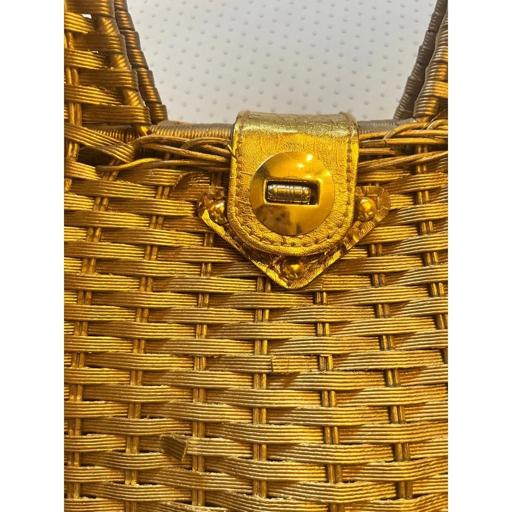Unbranded structured wicker
